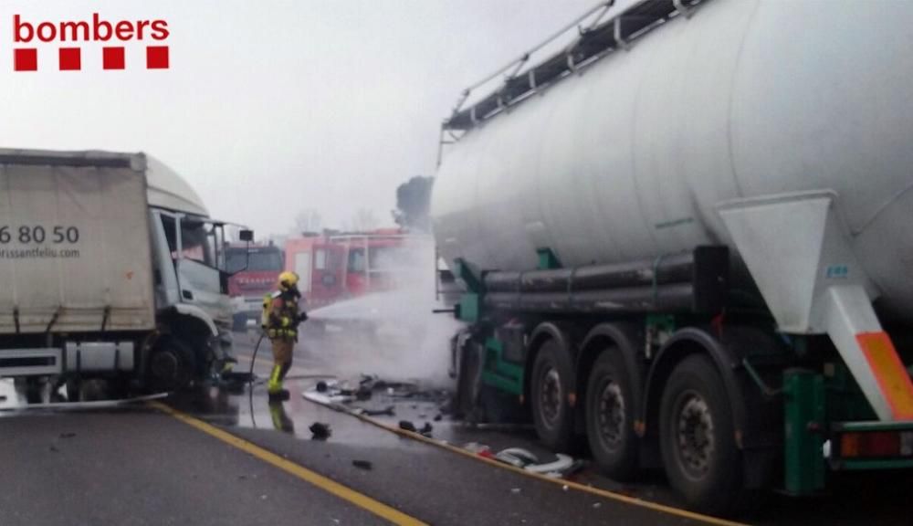 Accident de trànsit entre dos camions a l'N-II a Maçanet