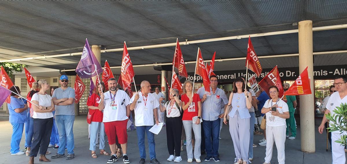Concentración de técnicos con motivo de la huelga a las puertas del Hospital General de Alicante