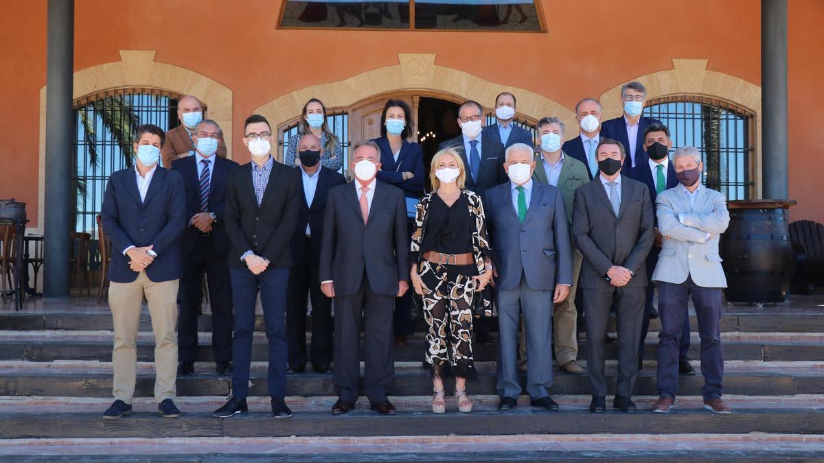 Las Bodegas Heretat de Cesilia de Novelda acogieron la reunión del Club de Empresas Centenarias.