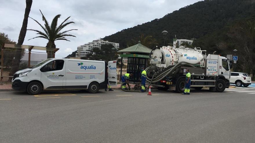 Uno de los camiones de Aqualia durante la limpieza del alcantarillado en Santa Eulària