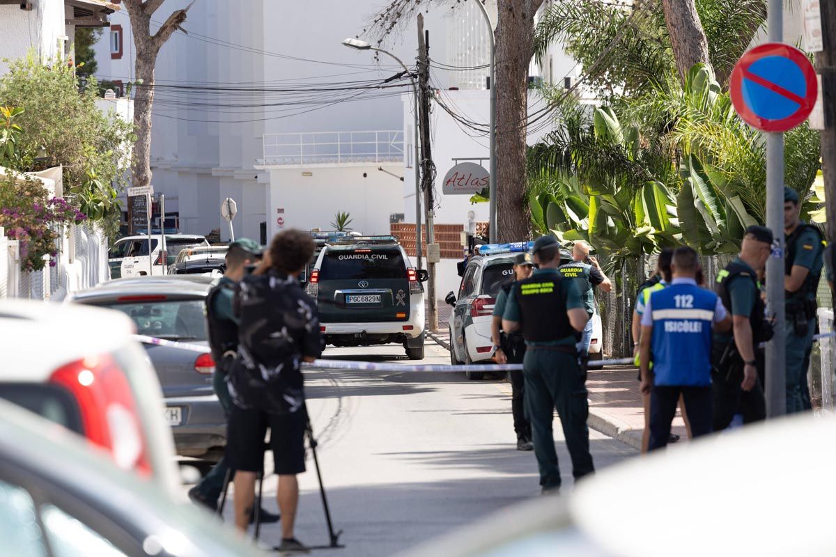 El despliegue policial por el hombre atrincherado en su piso en Ibiza, en imágenes