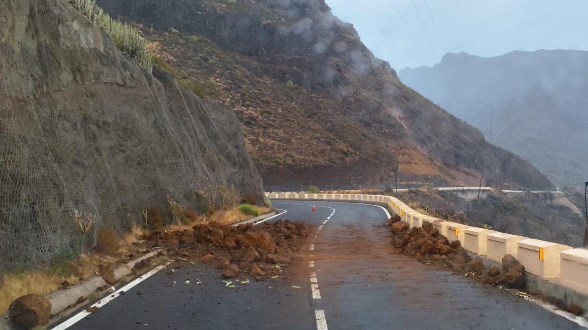Desprendimiento este jueves, 27 de agosto, en la carretera hacia Igueste de San Andrés, en el distrito de Anaga, en Santa Cruz de Tenerife
