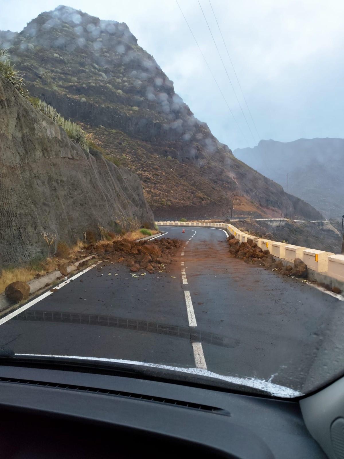 Desprendimiento este jueves, 27 de agosto, en la carretera hacia Igueste de San Andrés, en el distrito de Anaga, en Santa Cruz de Tenerife