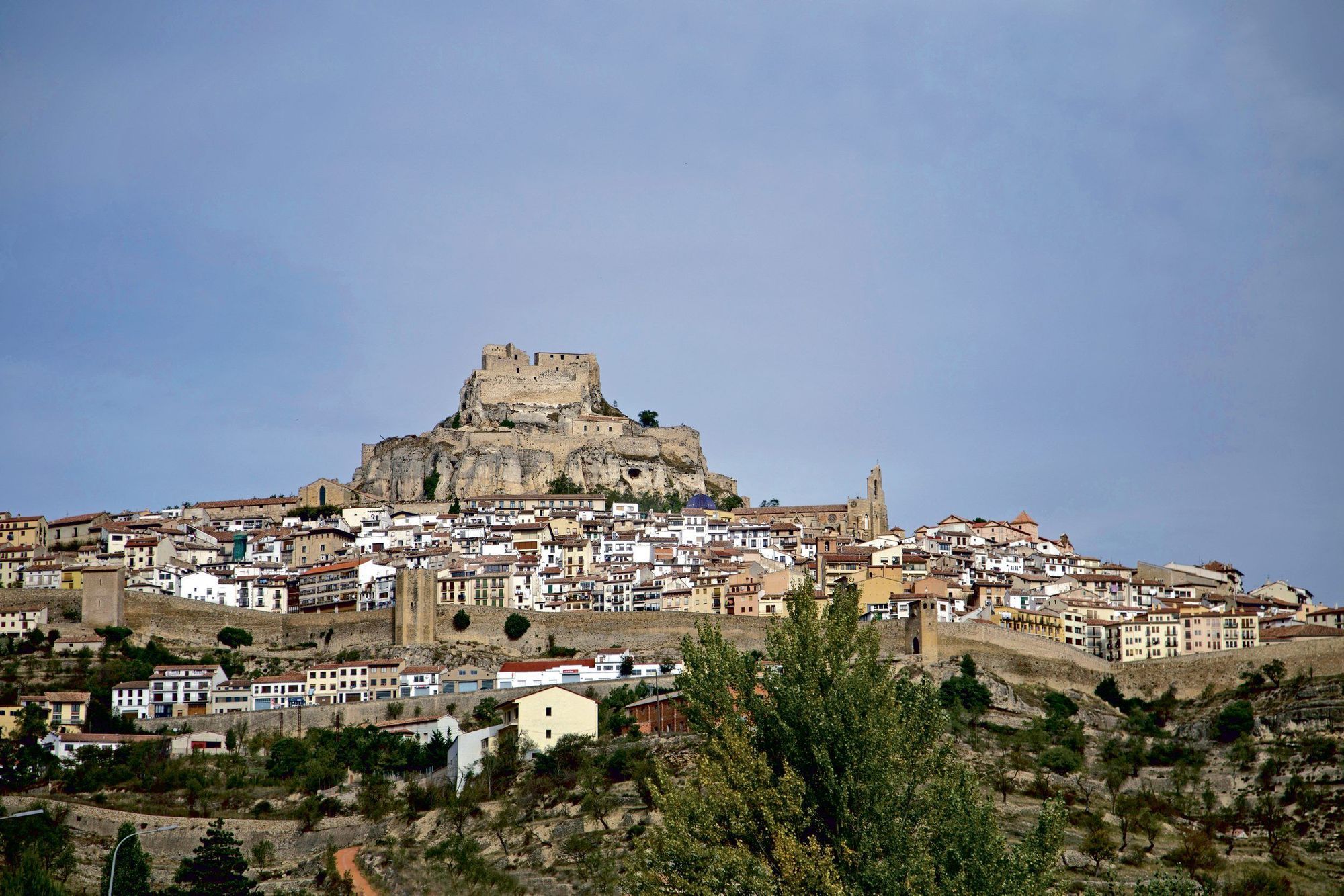 Este municipio castellonense ha crecido a los pies de su castillo, icono indiscutible del lugar. Las calles empedradas de Morella aún guardan la esencia de todas las civilizaciones que pasaron por ella. Sus bellas murallas medievales, su acueducto y templos como la iglesia arciprestal de Santa María la Mayor son solo algunos motivos por los que la localidad ha sido declarada Conjunto Histórico-Artístico.