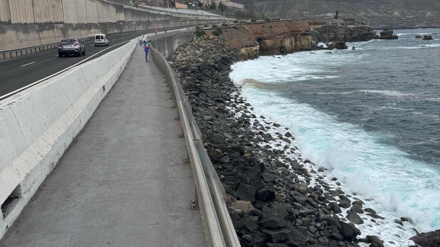 Alerta por vertido de aguas fecales cerca del Auditorio Alfredo Kraus en Las Canteras