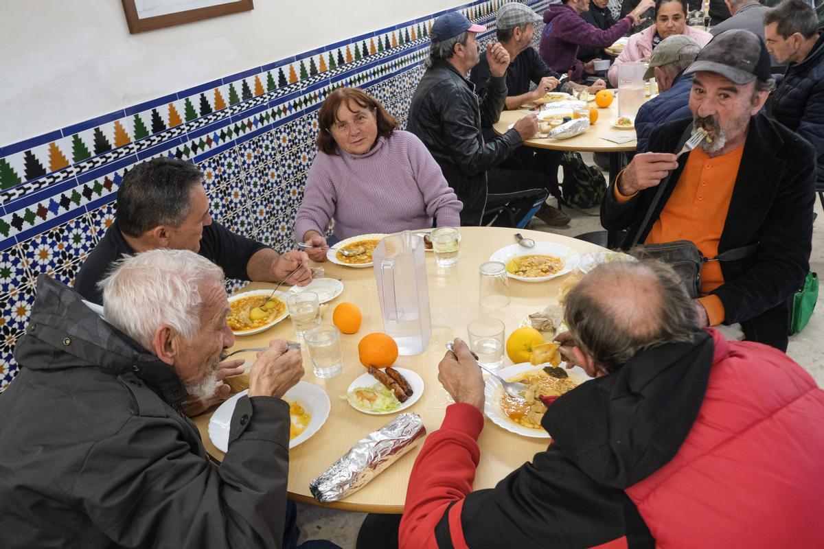 Un grupo de personas come en el comedor de Palmerales.