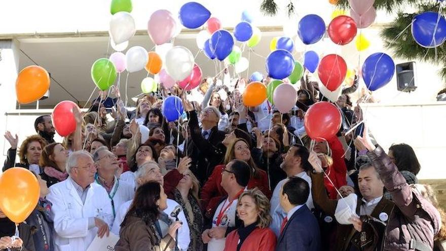 Momento del acto ayer en la puerta del Materno Infantil.