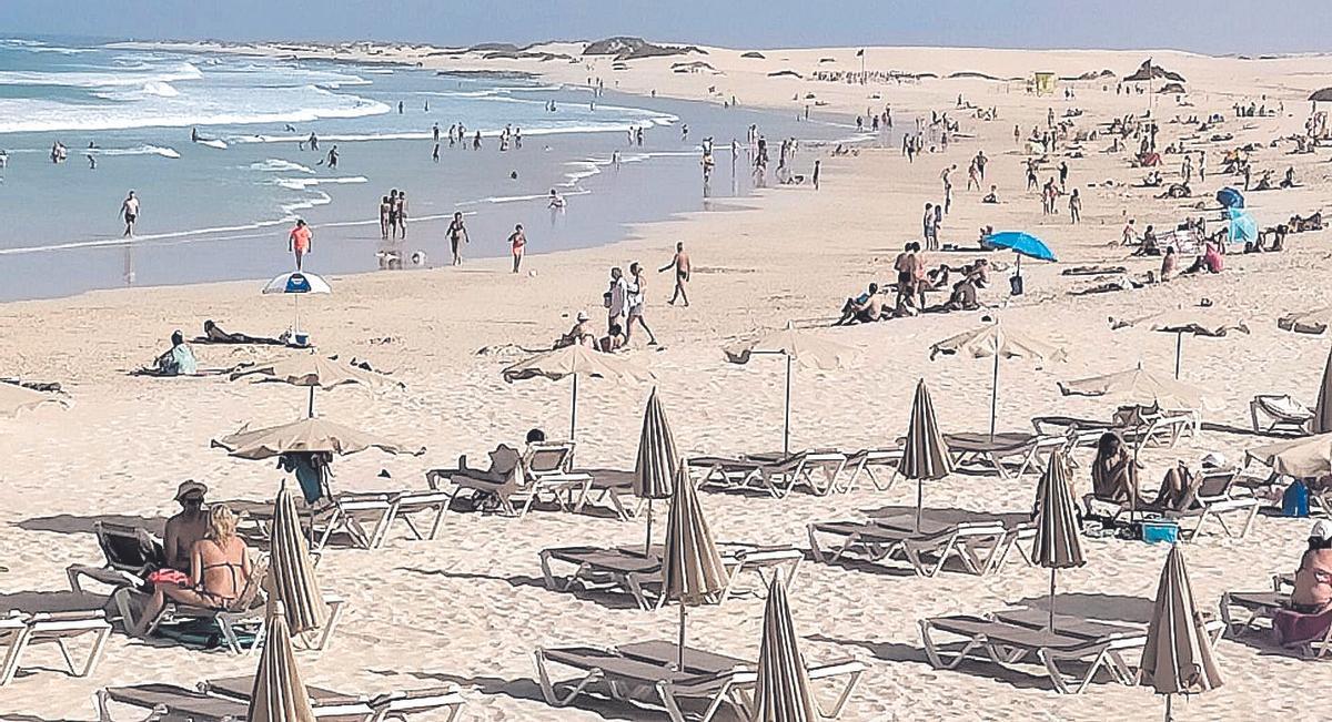 Imagen de turistas en la zona de Grandes Playas, entre los hoteles Tres Islas y Oliva Beach.