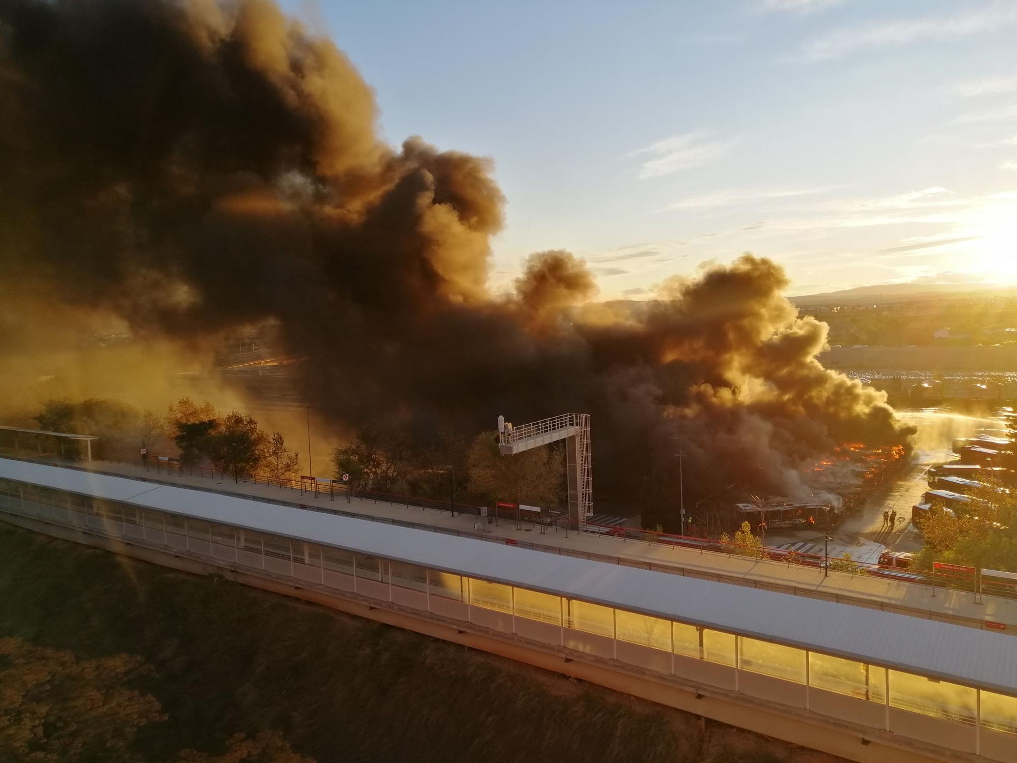 Incendio en València: las espectaculares llamas de la EMT
