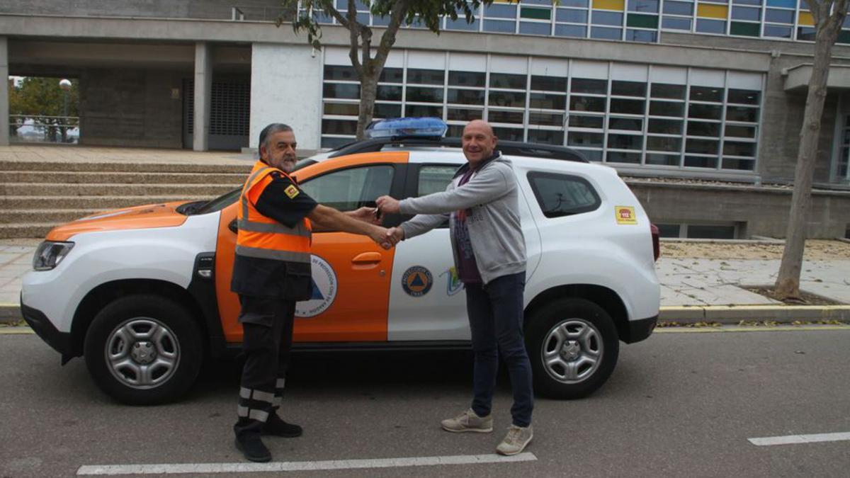 El consejero José Luis Castillo hizo entrega del vehículo.  | SERVICIO ESPECIAL
