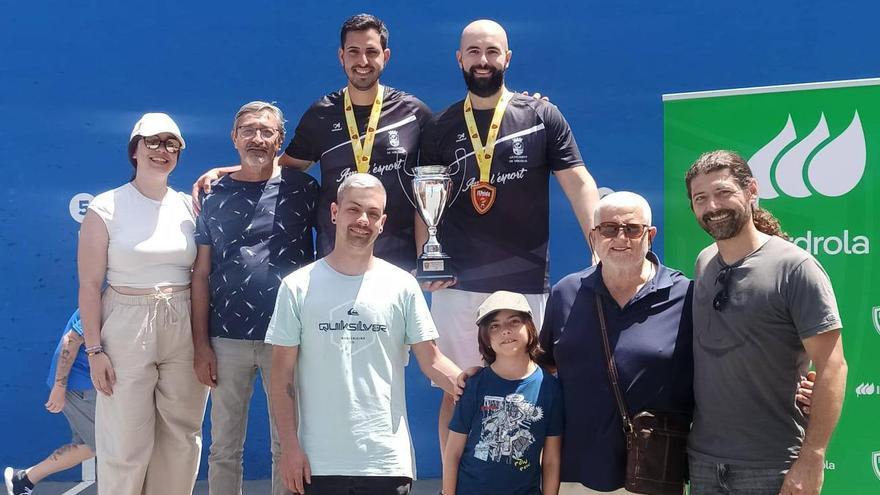 El equipo campeón de Miramar con directivos y acompañantes en el Nacional