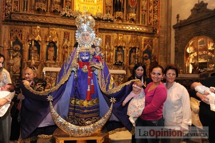 Los niños pasan por el manto de la Fuensanta