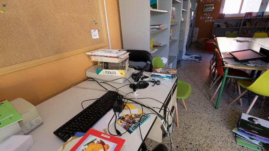 Una de las aulas en las que entraron los ladrones y se llevaron los ordenadores.