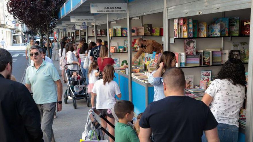 Las casetas de la Feira do Libro de Redondela, ayer.