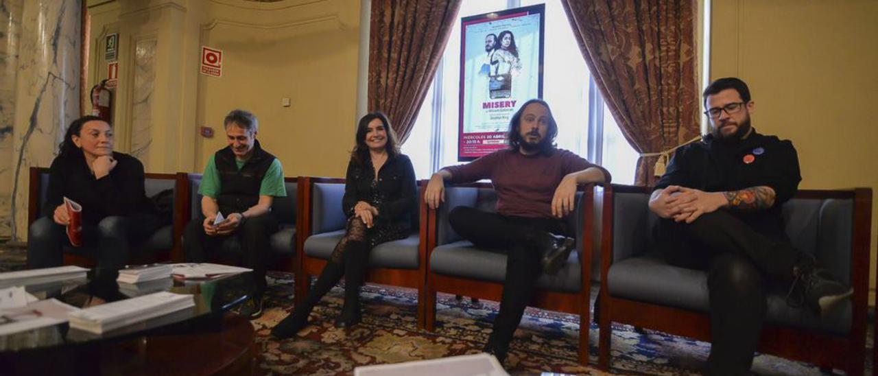 Nuria Trabanco, Carlos Dávila, Yolanda Alonso, Luis Alija y Andrés Dwyer, ayer, en el teatro Palacio Valdés.