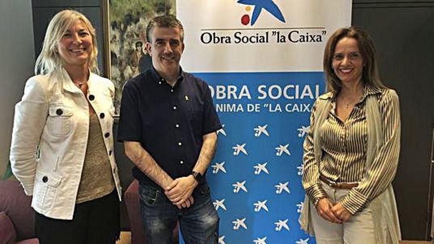 L&#039;alcalde Jordi Viñas, la directora d&#039;Institucions de Caixabank, Gemma Batlle, i la cap de zona Cristina Linares, a la firma de l&#039;acord ahir.