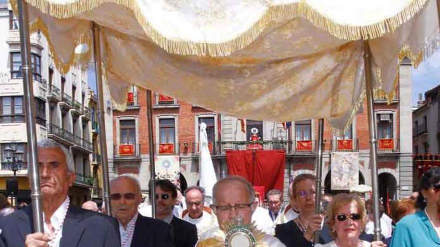 El obispo con la Custodia y al fondo la Virgen de la Concha.