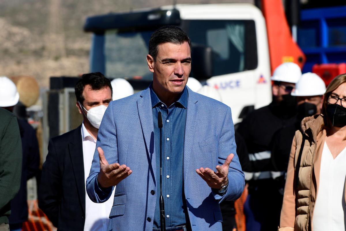 El presidente del Gobierno, Pedro Sánchez, durante una visita para conocer un proyecto de geotermia profunda a la empresa Cardial en Níjar (Almería). 