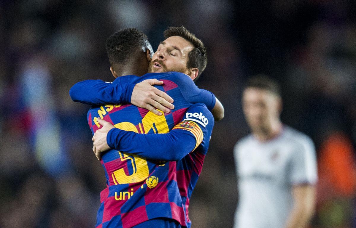 Messi y Ansu Fati se felicitan tras el primer gol durante el partido de liga entre el FC Barcelona y el Levante en febrero de 2020.