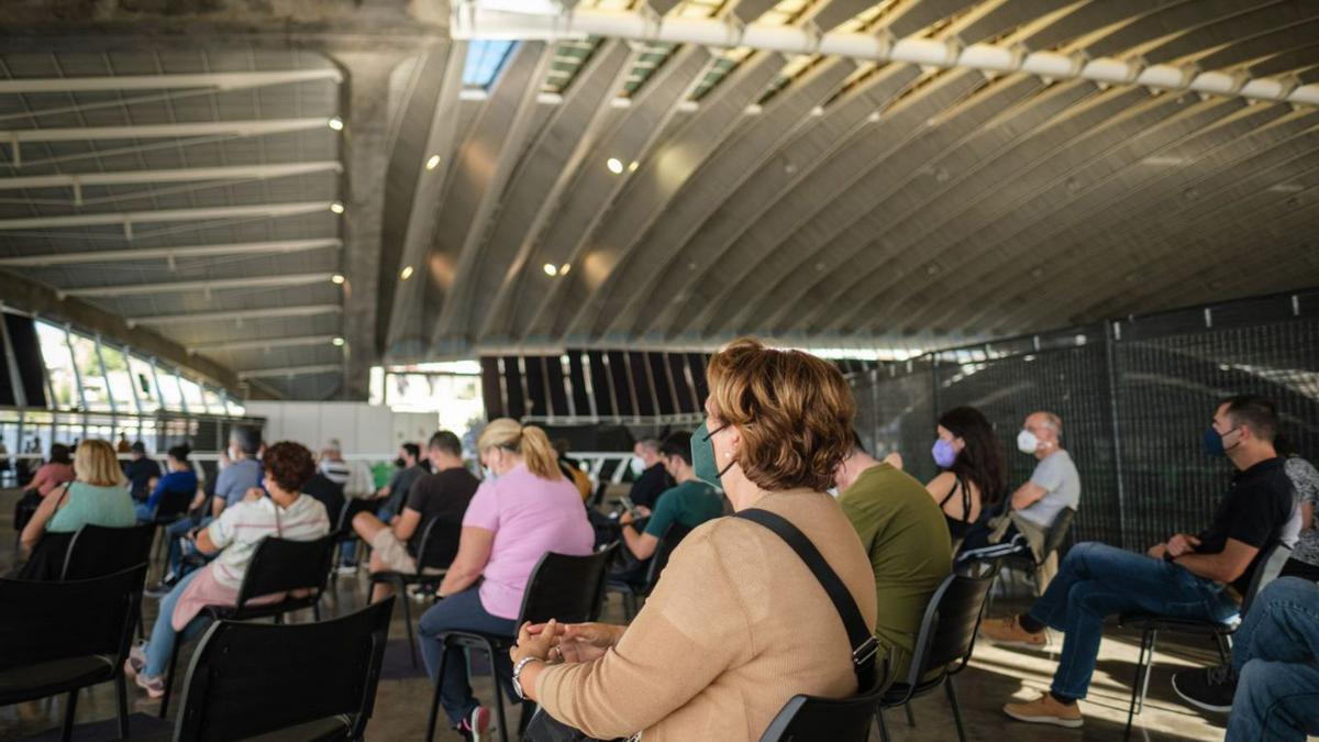 Un grupo de personas espera el turno para vacunarse en el interior del Recinto Ferial. | | ANDRÉS GUTIÉRREZ