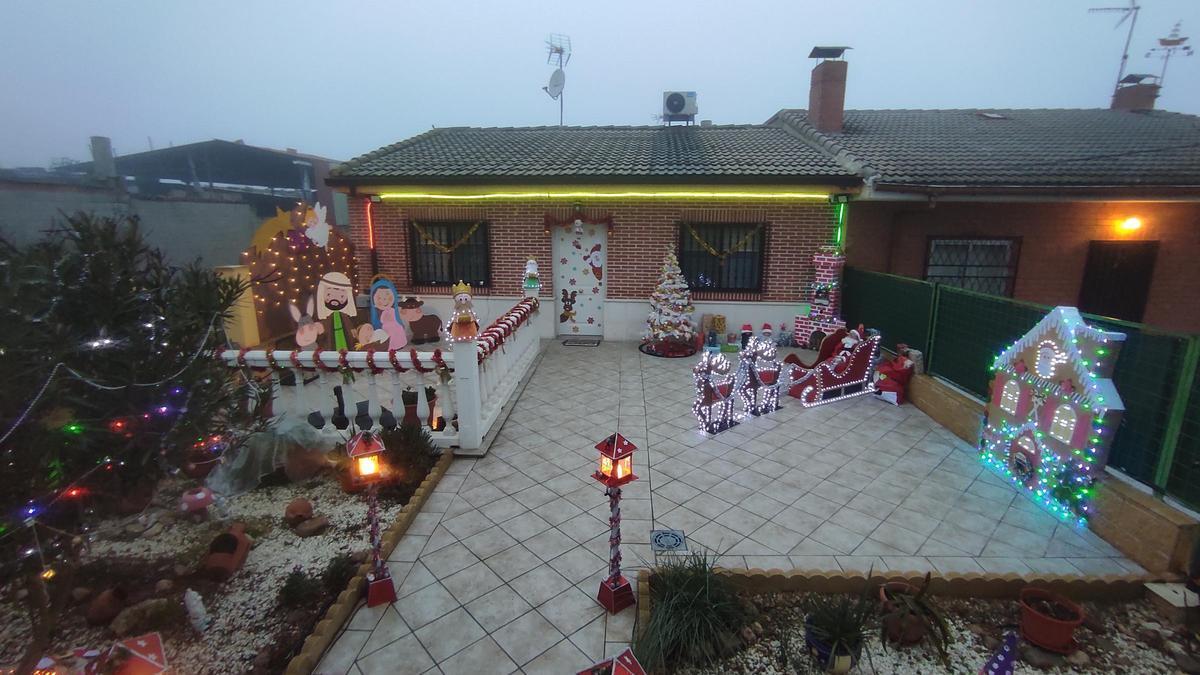 Uno de los patios decorados con temática navideña.