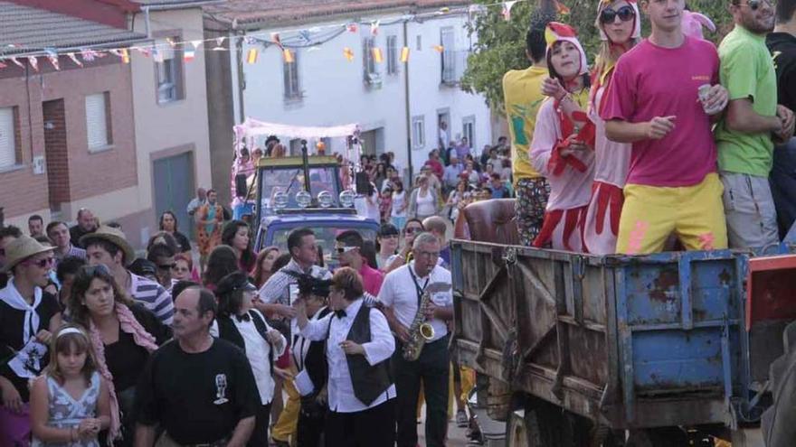 Desfile de peñas en una pasada edición de las fiestas. Foto L. O. Z.