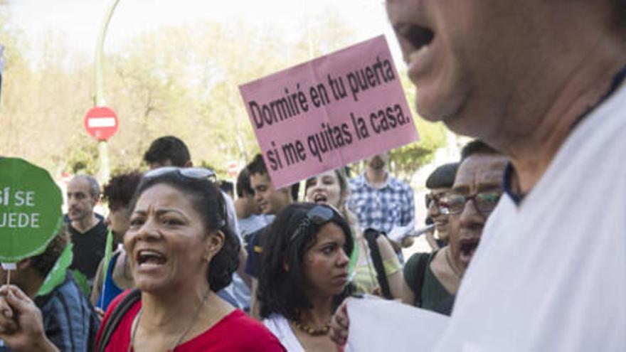 La PAH convocó a numerosas personas en la plaza de Neptuno.