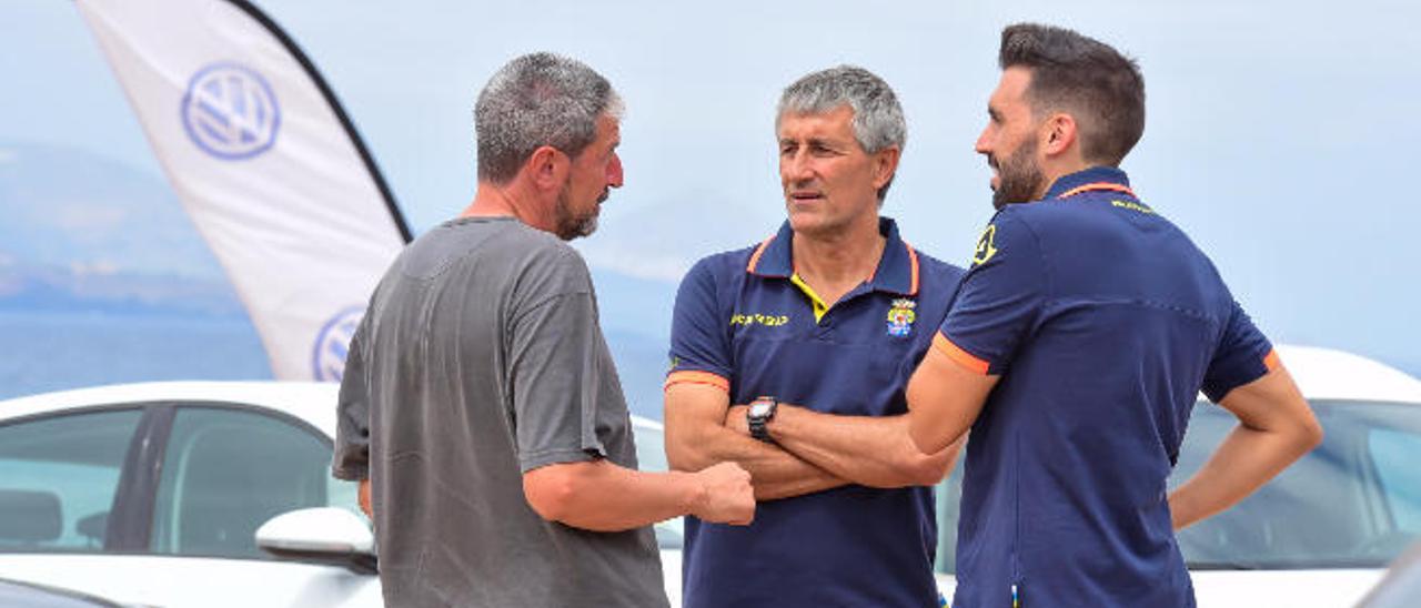 Manolo Márquez, Quique Setién y Éder Sarabia -de izq. a der.- charlan durante la temporada pasada.