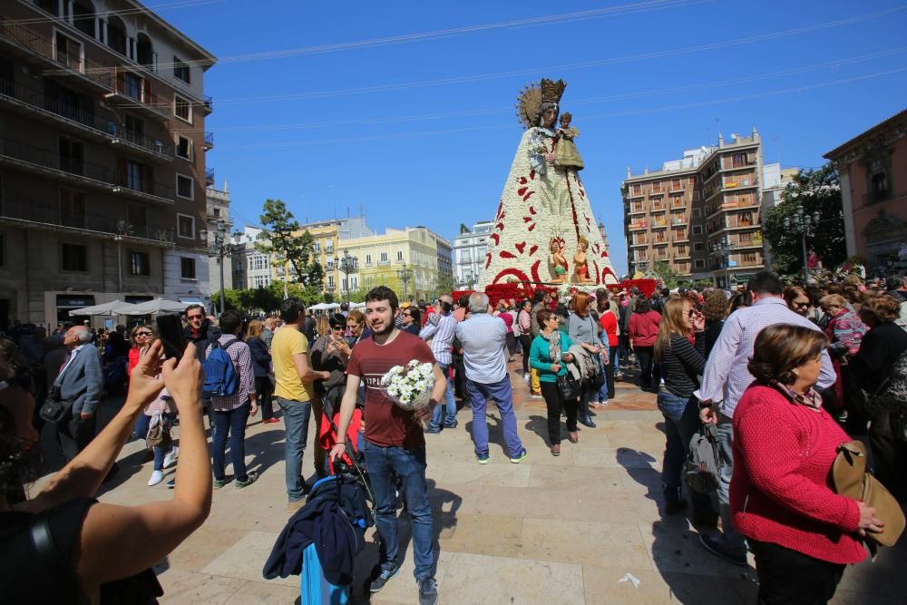 Miles de personas han acudido este lunes a visitar a la Virgen de los Desamparados