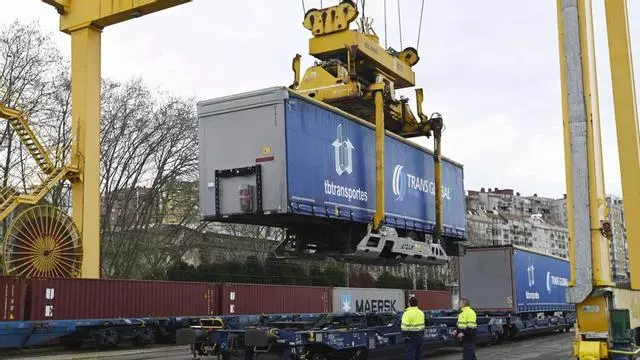 Vigo acoge la demostración de un innovador sistema de carga de semirremolques y colocación en vagones