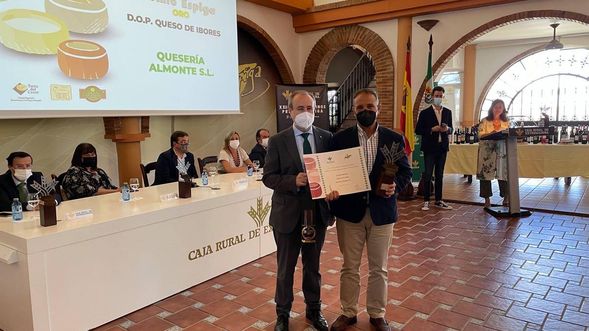 José María Portillo, director general de Caja Rural de Extremadura entrega la Espiga de Oro a Quesería Almonte.