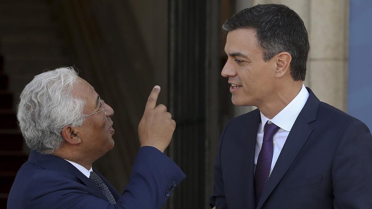 El presidente del Gobierno, Pedro Sánchez, conversa con el primer ministro portugués, Antonio Costa.