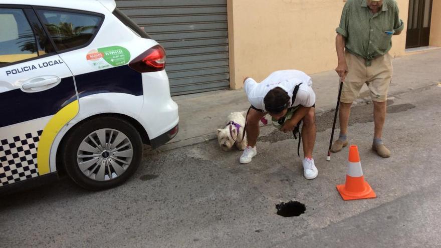 Xàbia cierra una calle al aparecer un boquete en el asfalto