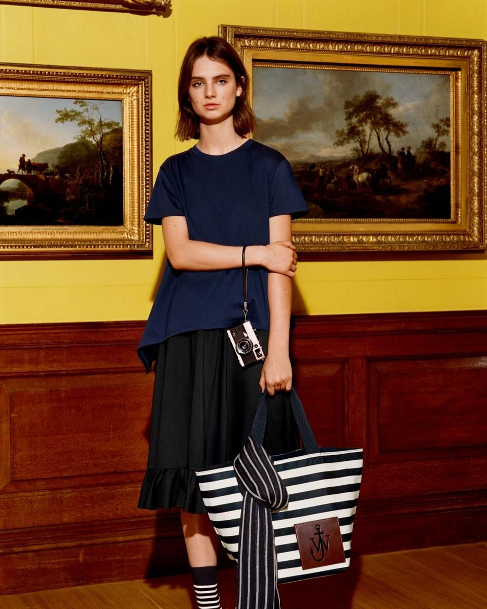 Bolso marinero y look en negro y azul de la colección primavera-verano de Uniqlo x JW Anderson