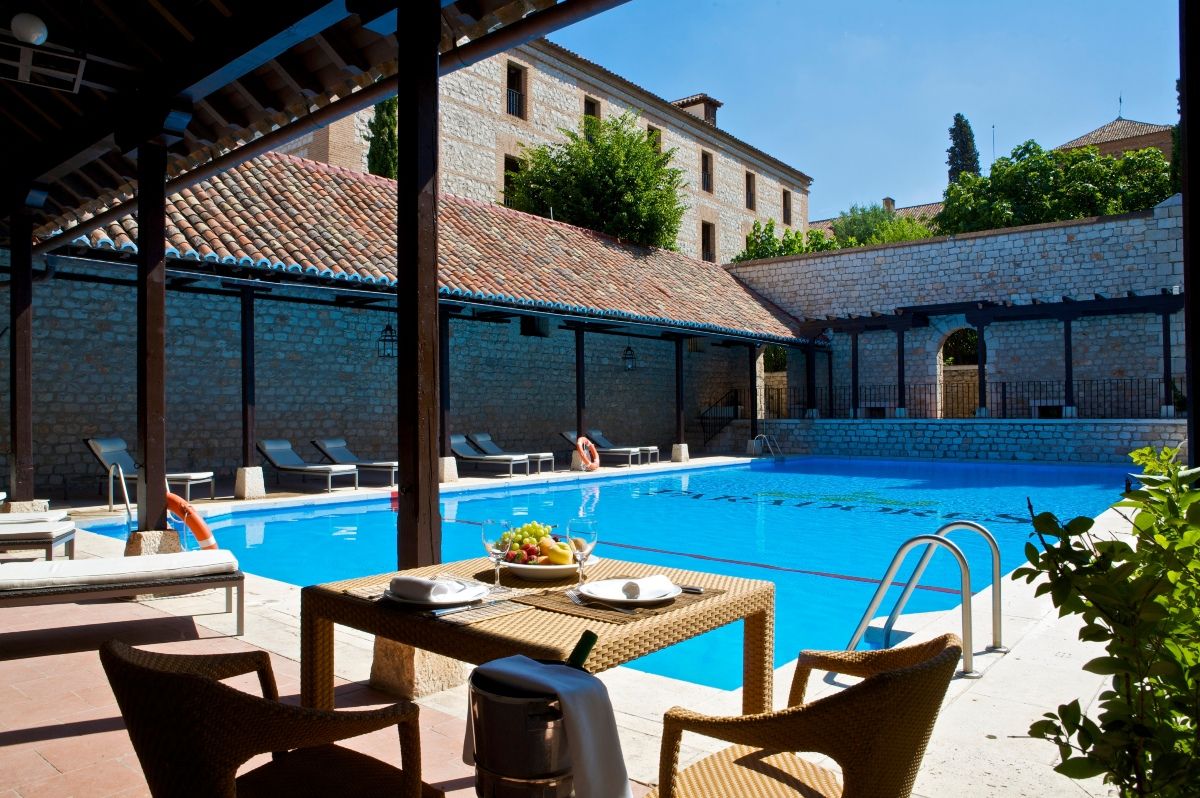 Aplaca el calor en la piscina del Parador de Chinchón.