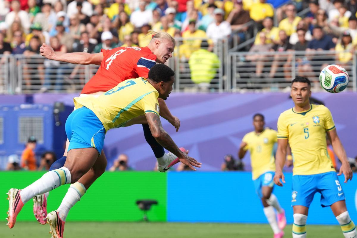 Erling Haaland supera en el salto a Gabriel Magalhães en la jugada del primer gol de Noruega en el partidos de octavos de final ante Brasil.