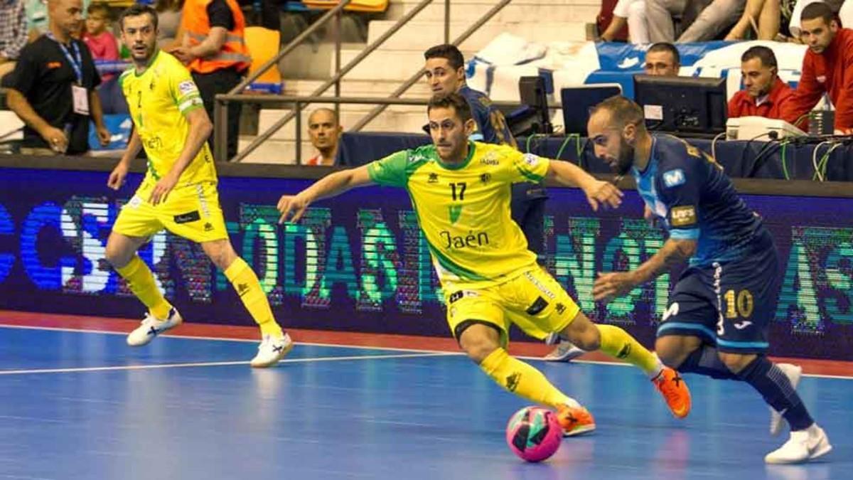 Ricardinho intenta hacer de las suyas ante el exazulgrana Rafa López