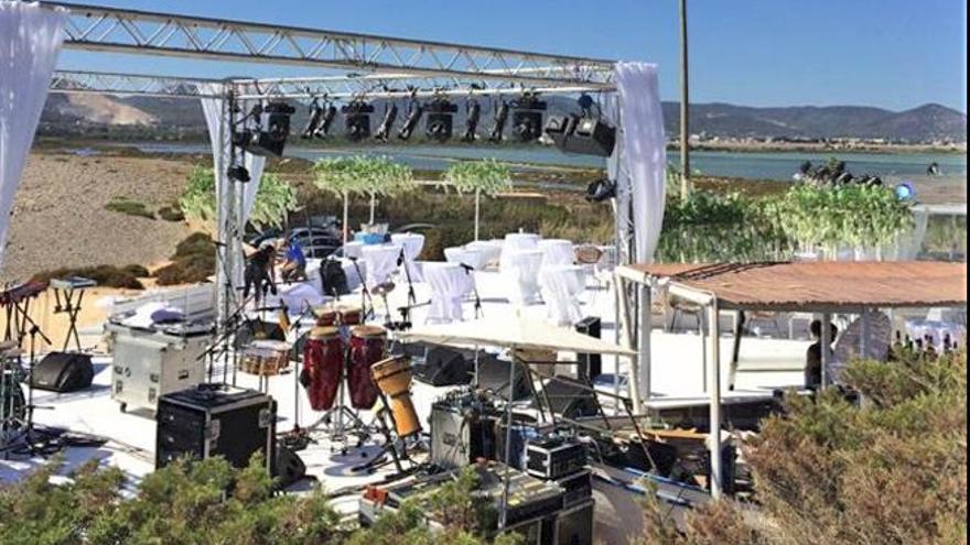 El escenario montado en Cap des Falcó, en pleno Parque Natural de ses Salines.