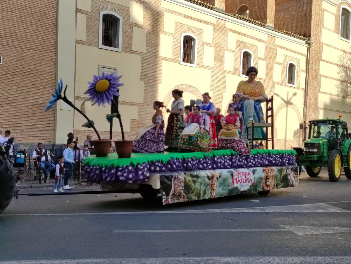 Carroza del peinado tradicional con adornos y trenzas en el pelo de las jóvenes huertanas.
