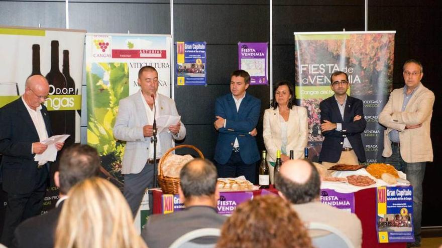 Raúl Teimil, presidente de la Cofradía del Vino de Cangas; José Manuel García, presidente de la Junta Local de Hostelería; José Luis Álvarez Almeida, presidente de la Asociación de Hostelería de Asturias; María Jesús Álvarez, consejera de Recursos Naturales; José Víctor Rodríguez, alcalde de Cangas del Narcea, y Juan Manuel Redondo, presidente de la DOP Cangas, ayer, en la presentación de la XIV fiesta de la Vendimia.