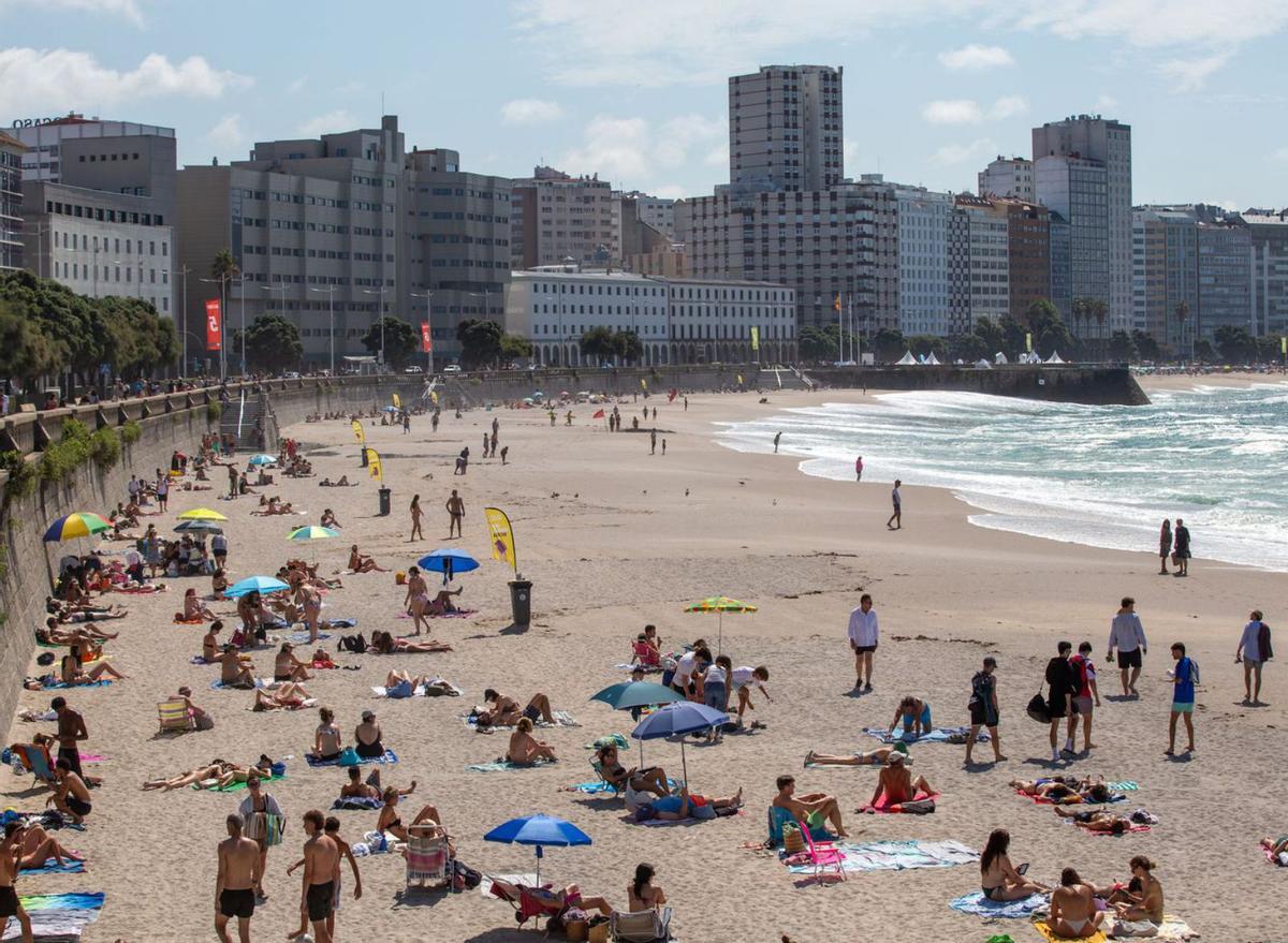 Bañistas en la playa del Orzán. |  Germán Barreiros/Roller Agencia