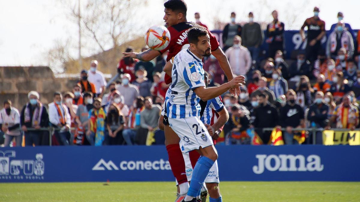 Marcos André peleando un balón en el Atlético Baleares-Valencia