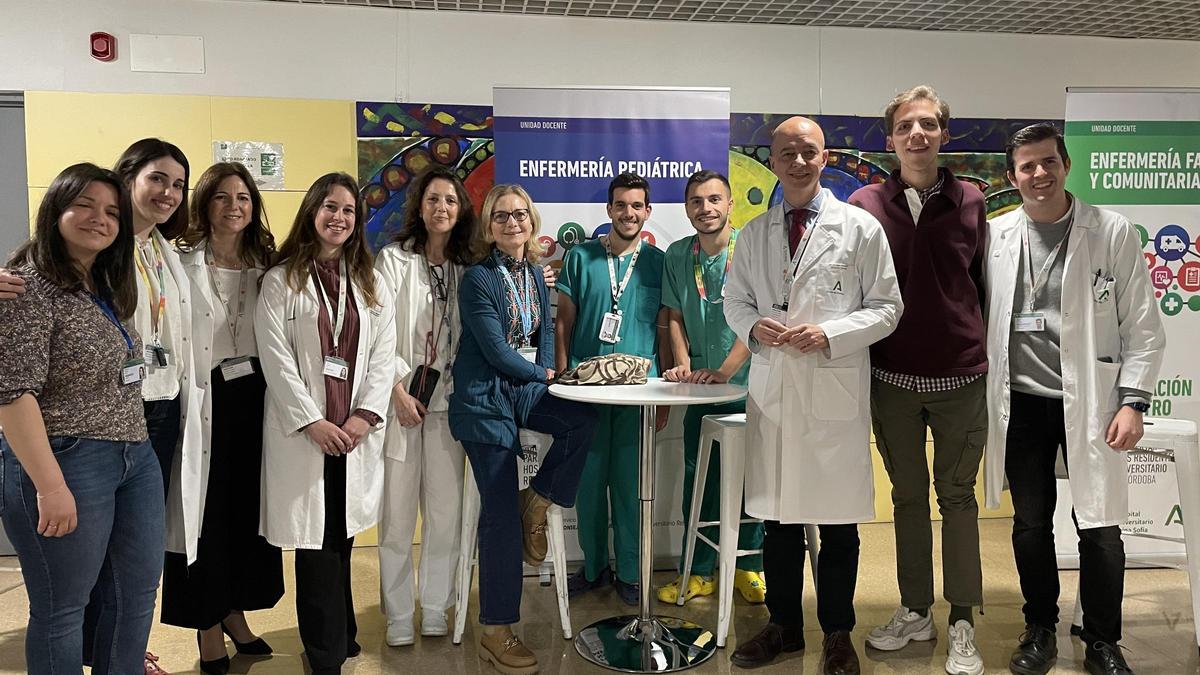 Profesionales del hospital Reina Sofía y estudiantes.