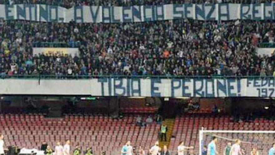 La pancarta mostrada en el estadio del Nápoles.