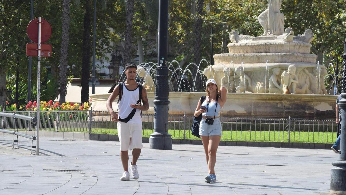 Turistas Verano Calor Maletas Sevilla