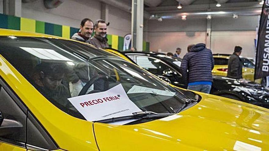 Un joven se sienta al volante de un vehículo en la Feria del Automóvil. A. G.