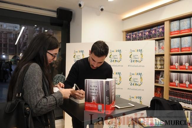 Javier Castillo firma su nueva novela, 'El día que se perdió el amor', en la Casa del Libro de Murcia