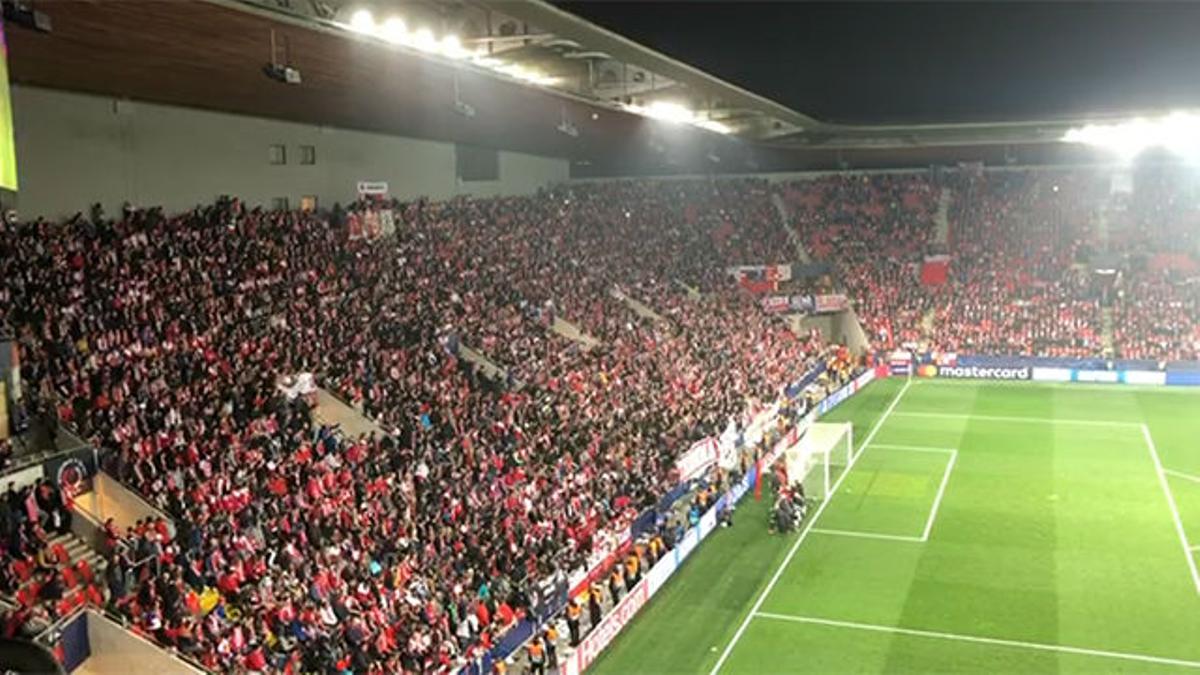 Los jugadores del Slavia de Praga se arrodillaron ante una afición que los ovacionó pese a la derrota