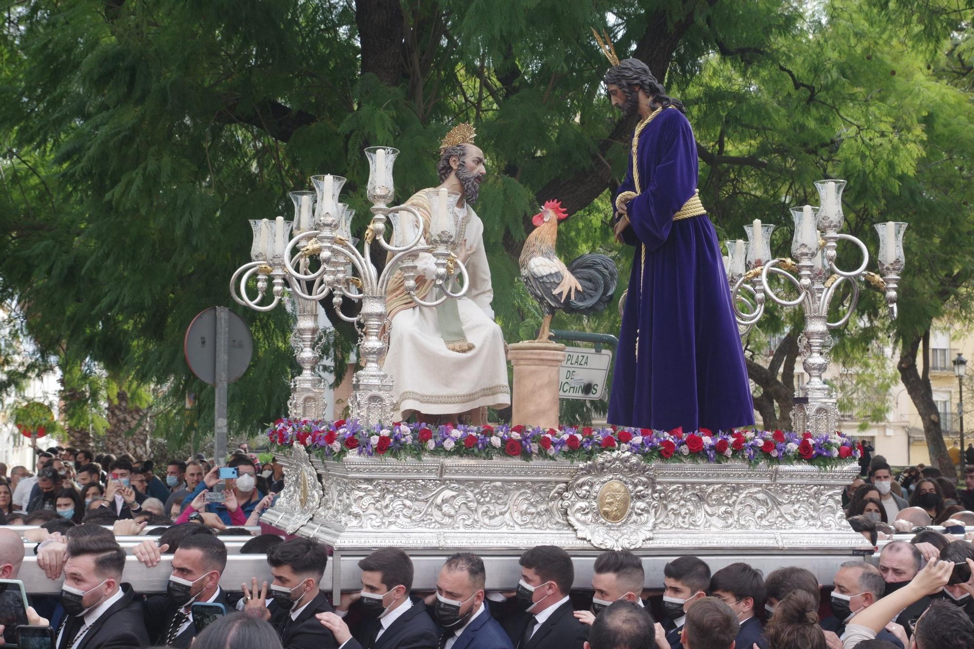 En la plaza de Capuchinos, desde la Divina Pastora inicia después su marcha el Señor de la Soledad de Dulce Nombre