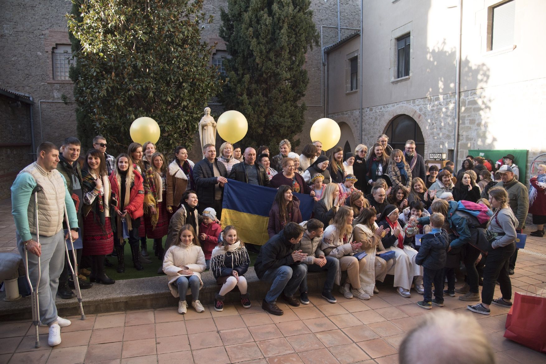 Les imatges de la celebració de centenars d'ucraïnesos al convent de Santa Clara